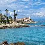 Standing 100m De La Avec Balcon Dauphin Antibes