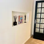 Standing 100m De La Avec Balcon Dauphin Lejlighed *